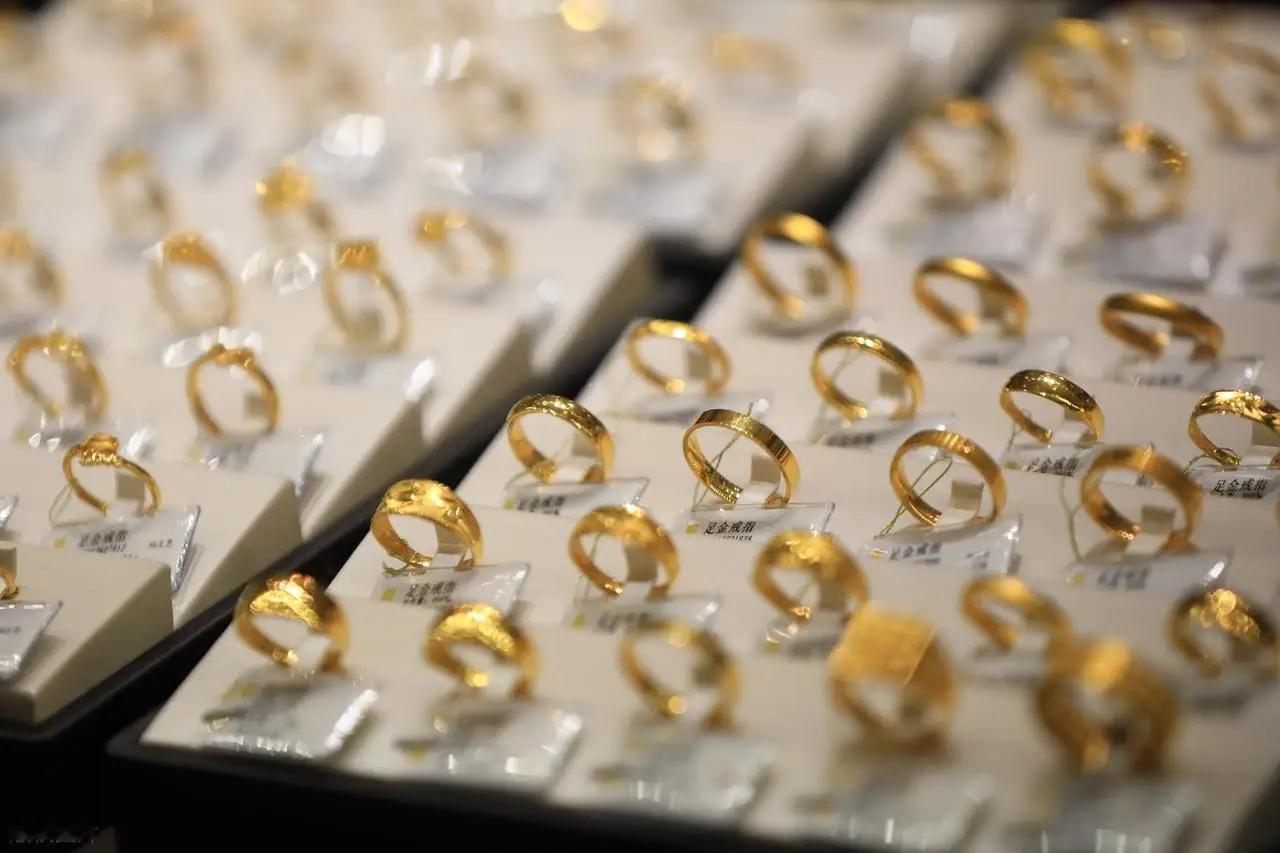 金价疯涨，婚礼照办，只是新娘手上的“黄金”可能连一百块都不值。金价如火箭般飙升，