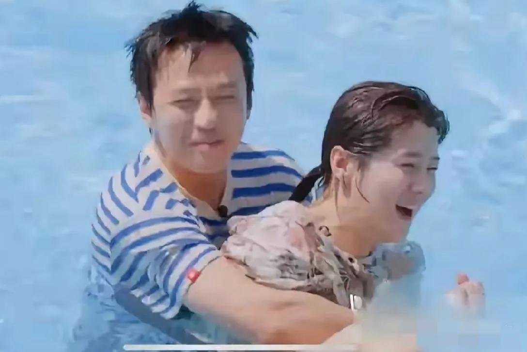 哇塞，邓超怀抱的这位美女真是神清骨秀，香肌玉肤，笑若暖阳，清纯可人呀，宝子们，有