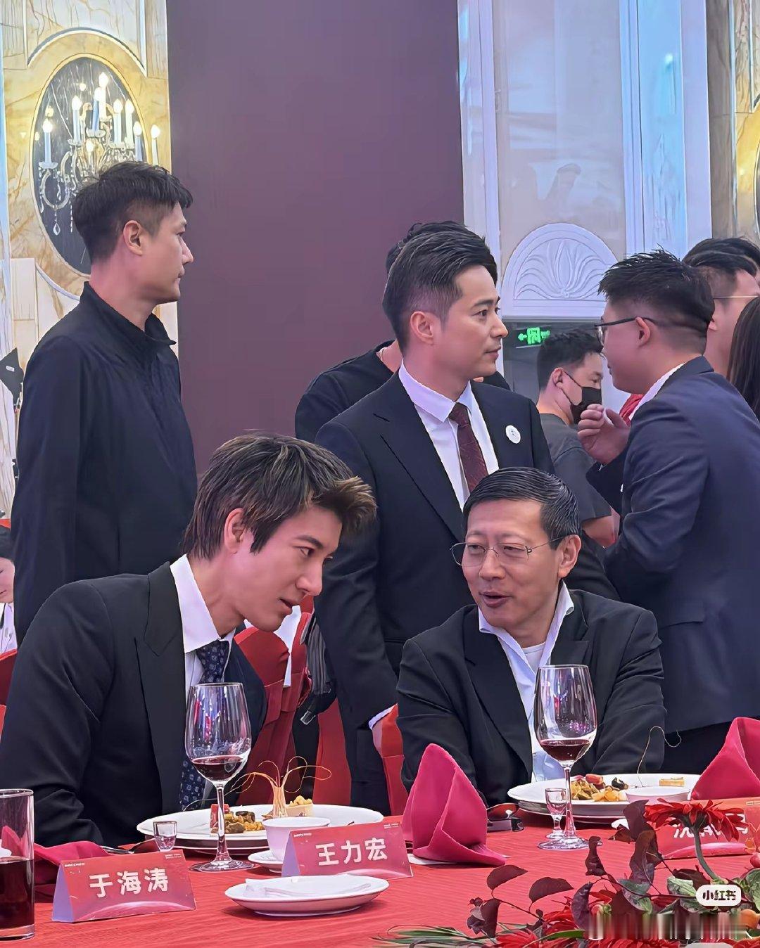 王兴兴全程面无笑容，网传是被要求的要把控好表情管理不能表现得太过喜悦听说上次长鑫也是这般情形为啥王力