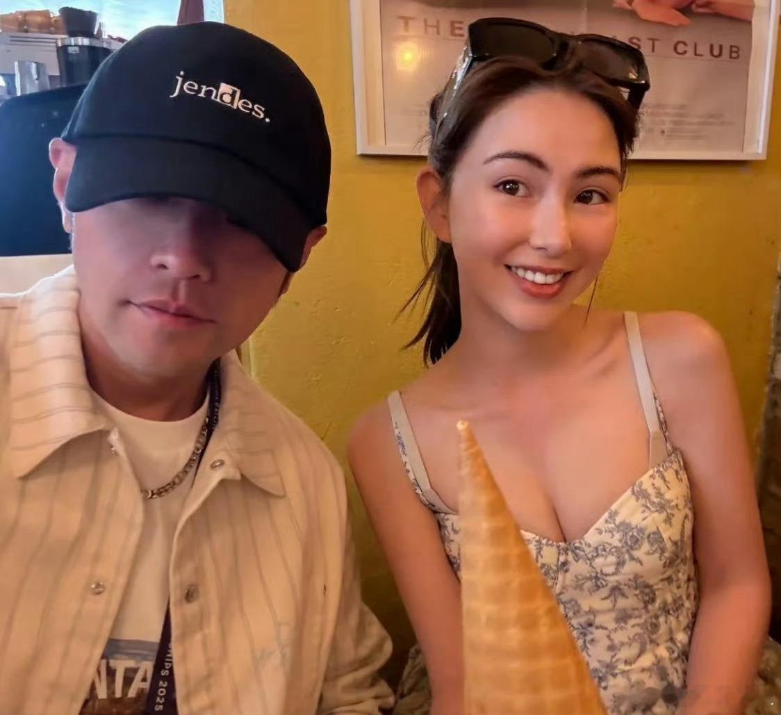 昆凌把周杰伦裁掉了昆凌发照片把周杰伦裁掉了哈哈哈哈哈真夫妻就是不一样[doge]