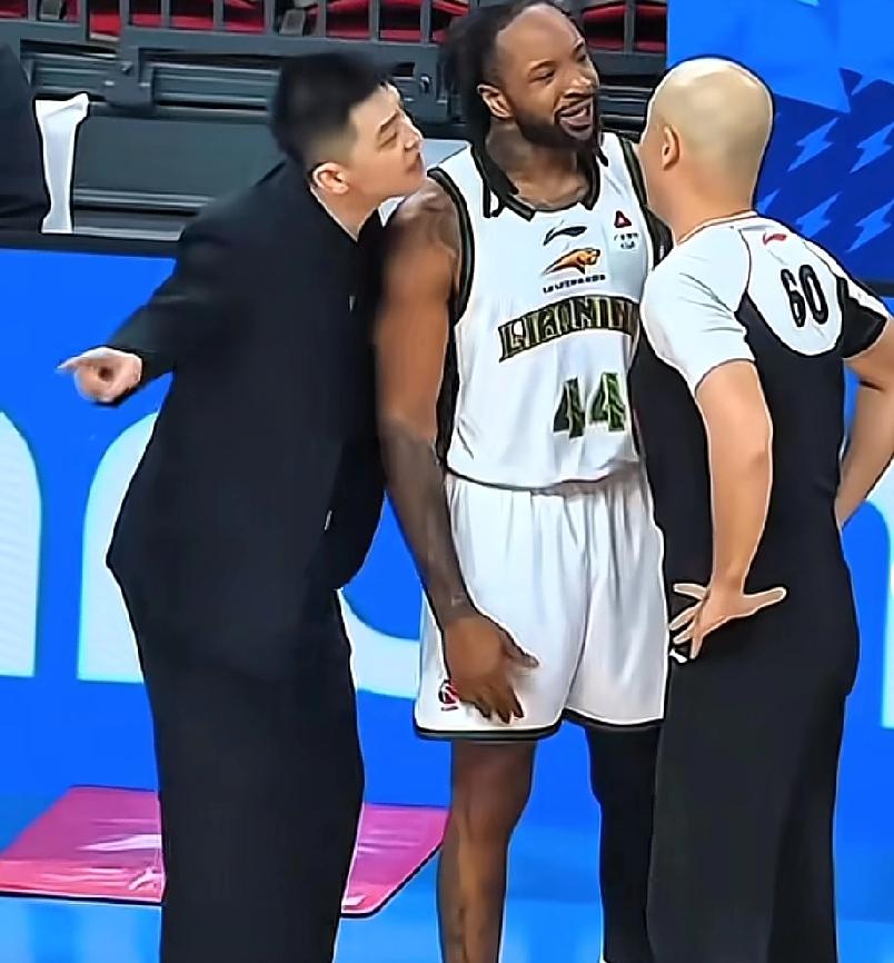 杨鸣被罚下在网络就赢了，纠缠都充满人情世故，裁判不敢给洛佩兹技犯从篮球本身讲