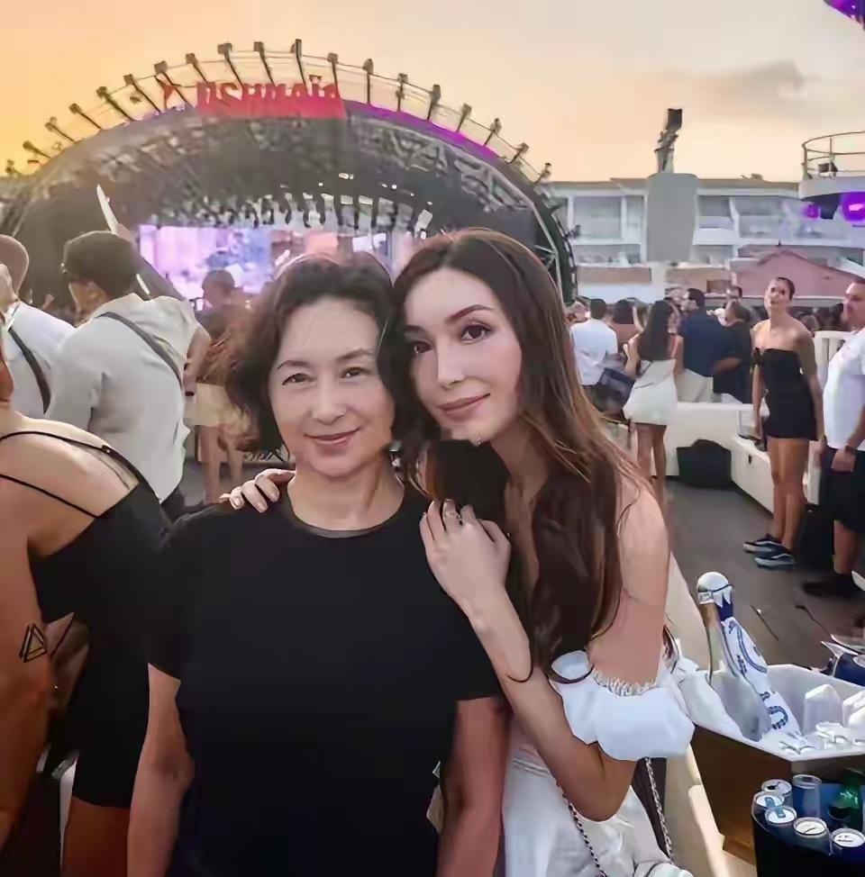 何超琼现身古天乐演唱会，脸浮肿头发花白不敢认，手抱着包超谨慎​​​