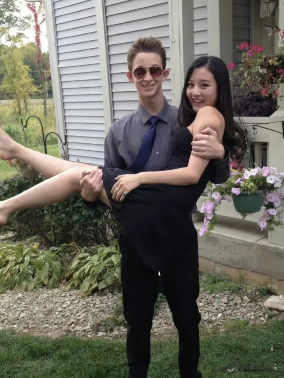 牢A直播提到了三通一达，让我想起宋祖儿的留学旧照，她15岁去美国留学和外国友人亲