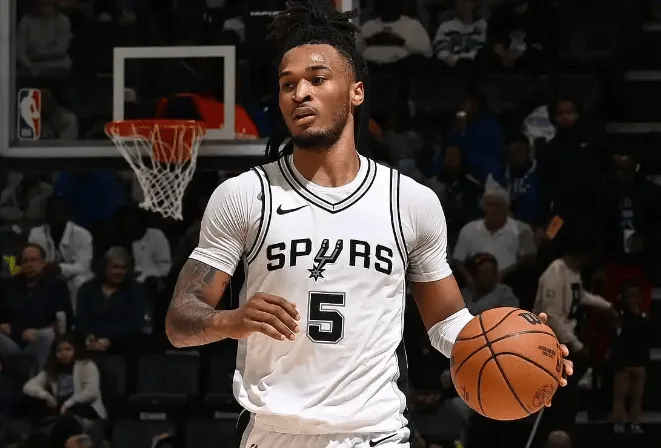 NBA常规赛，马刺主场迎战雄鹿的比赛已经结束，最终马刺以119-101击败雄鹿。