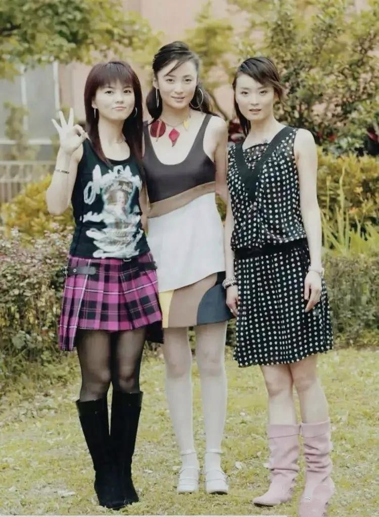 这个2003年的老照片，照片中的王艳、蒋勤勤皆是公认的大美女，然而，令人意外的是