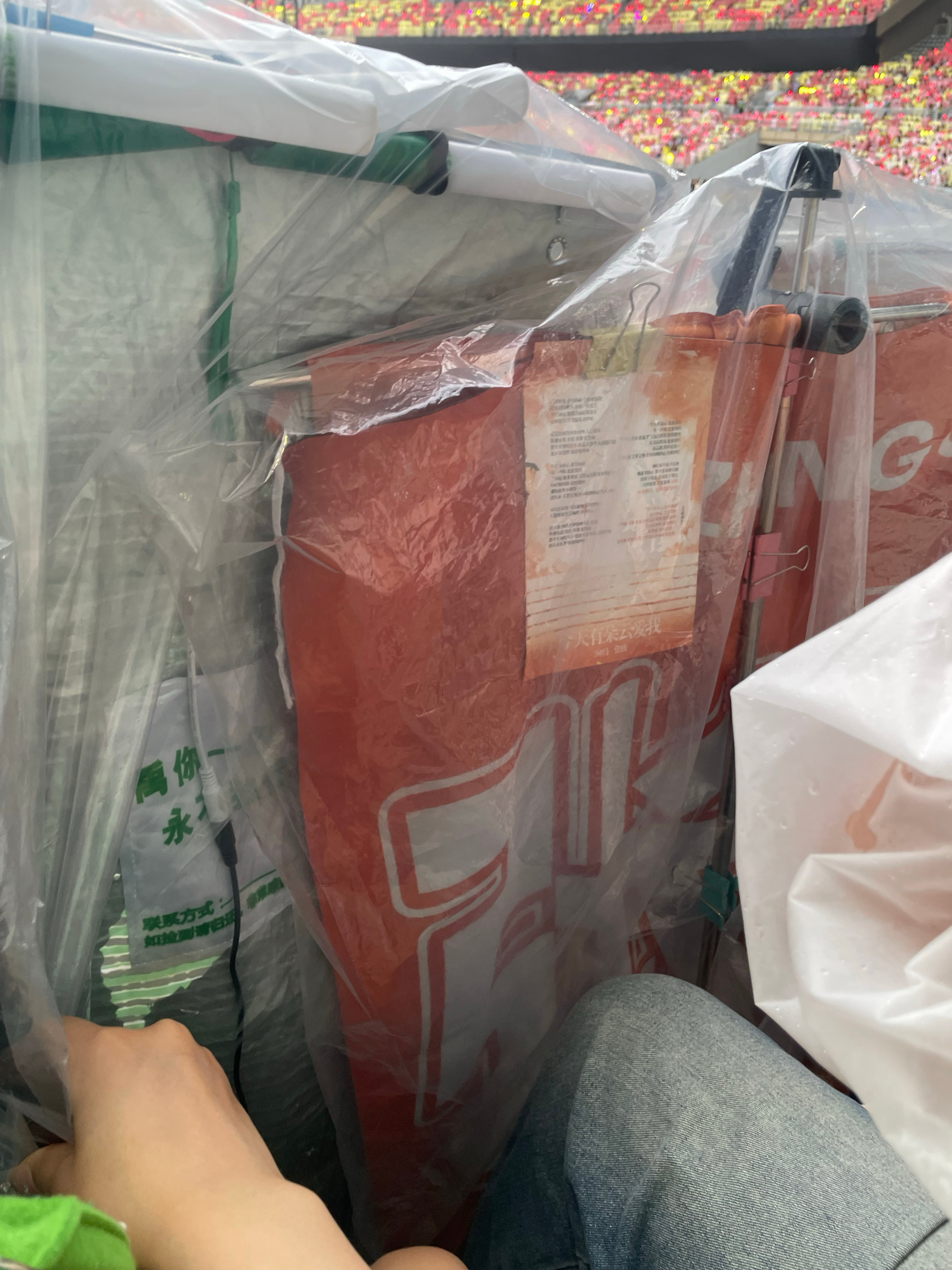 两个宝丝把她挡的一点都漏不出来[滑稽笑]​​​