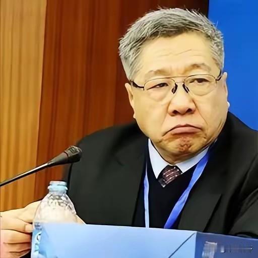当年深度参与2014年养老金并轨改革设计的专家郑秉文，最近在网上彻底被推上了风口