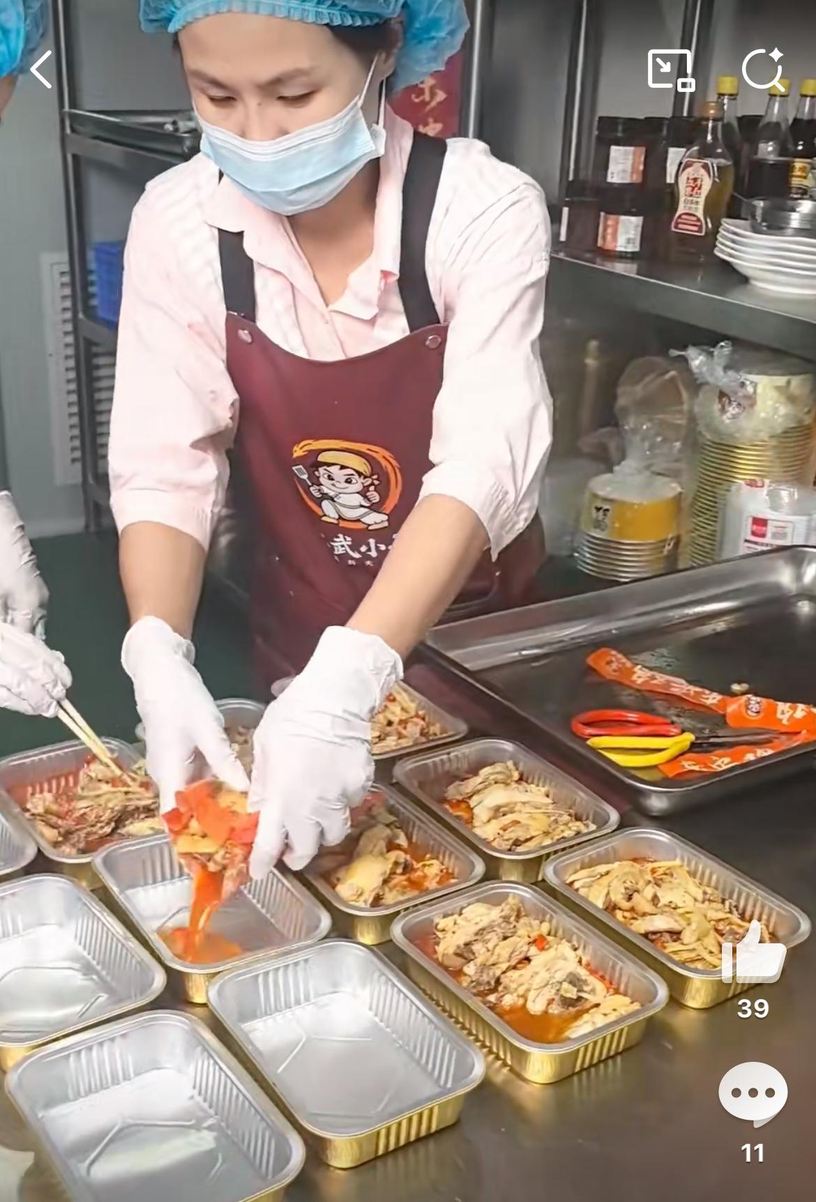 这就是各位俊男靓女不想做饭，老板懒得炒菜的大型外卖制作现场，你们点的鱼香肉丝、红