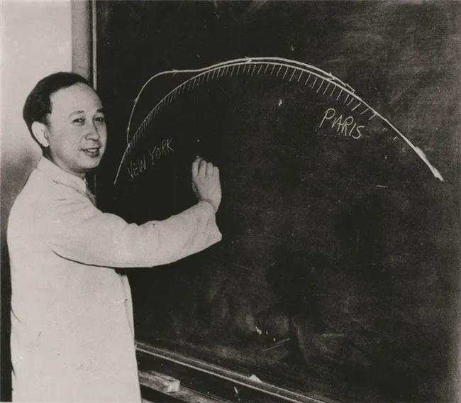 1964年，钱学森在家吃晚饭时，突然闻到了一道菜的味道有些发苦，就皱了皱眉，对家