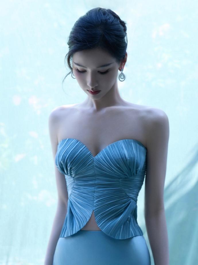 陈都灵风把雾揉成半透明的纱裹住你垂落的发梢蓝裙上的褶皱是未说出口的潮汐