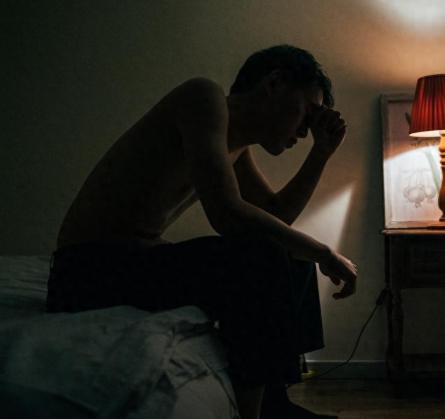 医生提醒：年过55后，宁愿早躺10分钟，也别睡前干这4件事不少人年过五十，白