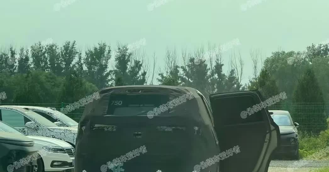 理想也在偷偷憋大招啊。新的全尺寸SUV已经在路试了。看尺寸车长要5.4米