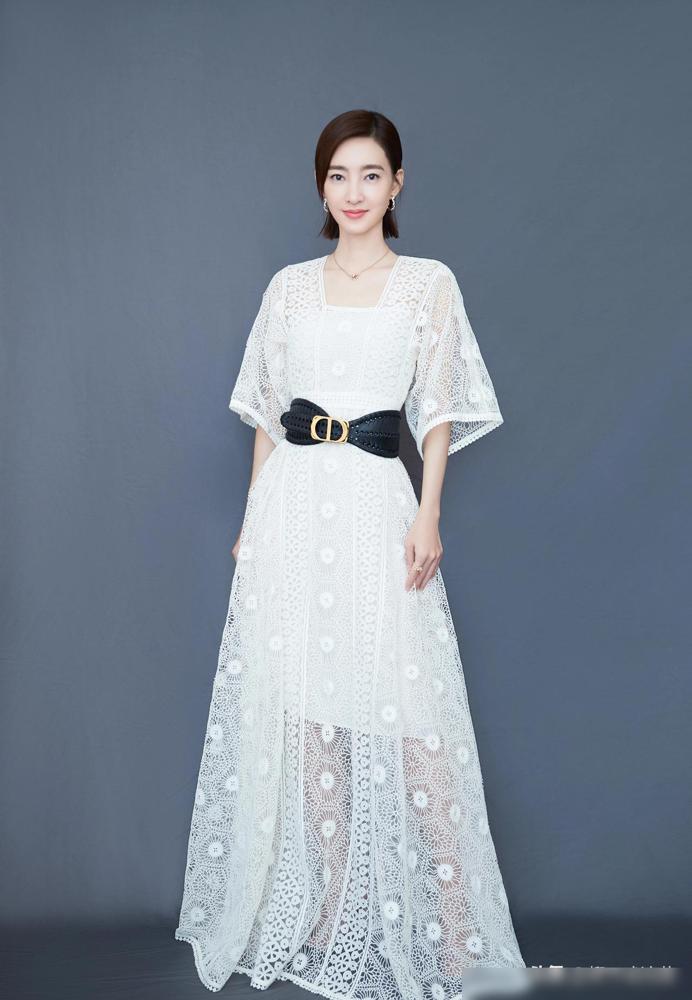 演员于和伟说：“当年，他和王丽坤合作时，有天王丽坤说，今天拍摄完都别走，哥请你们