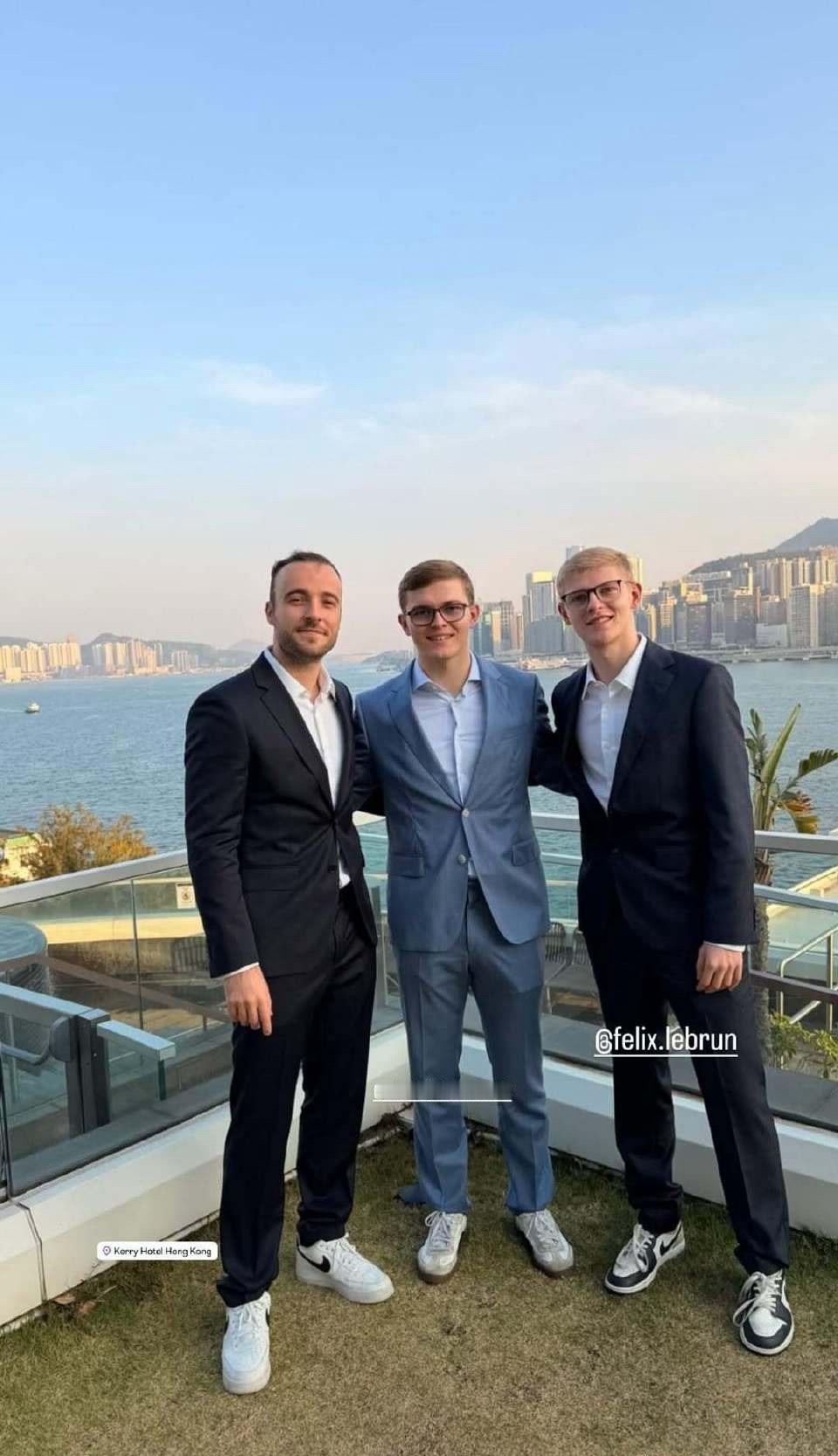 我以为就老高带了西服没想到人人都穿上了弟弟的西服太大了应该量身订做一件以后是大