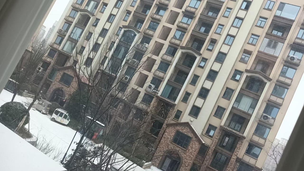 冬日生活打卡季雪是好雪，风是真疯。床以外的地方都是远方，手够不着的都是他乡。