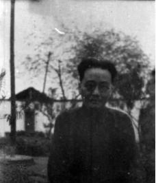 ☁1941年，周养浩息烽监狱长把一女囚叫到办公室里，嬉皮笑脸着一边解衣服扣