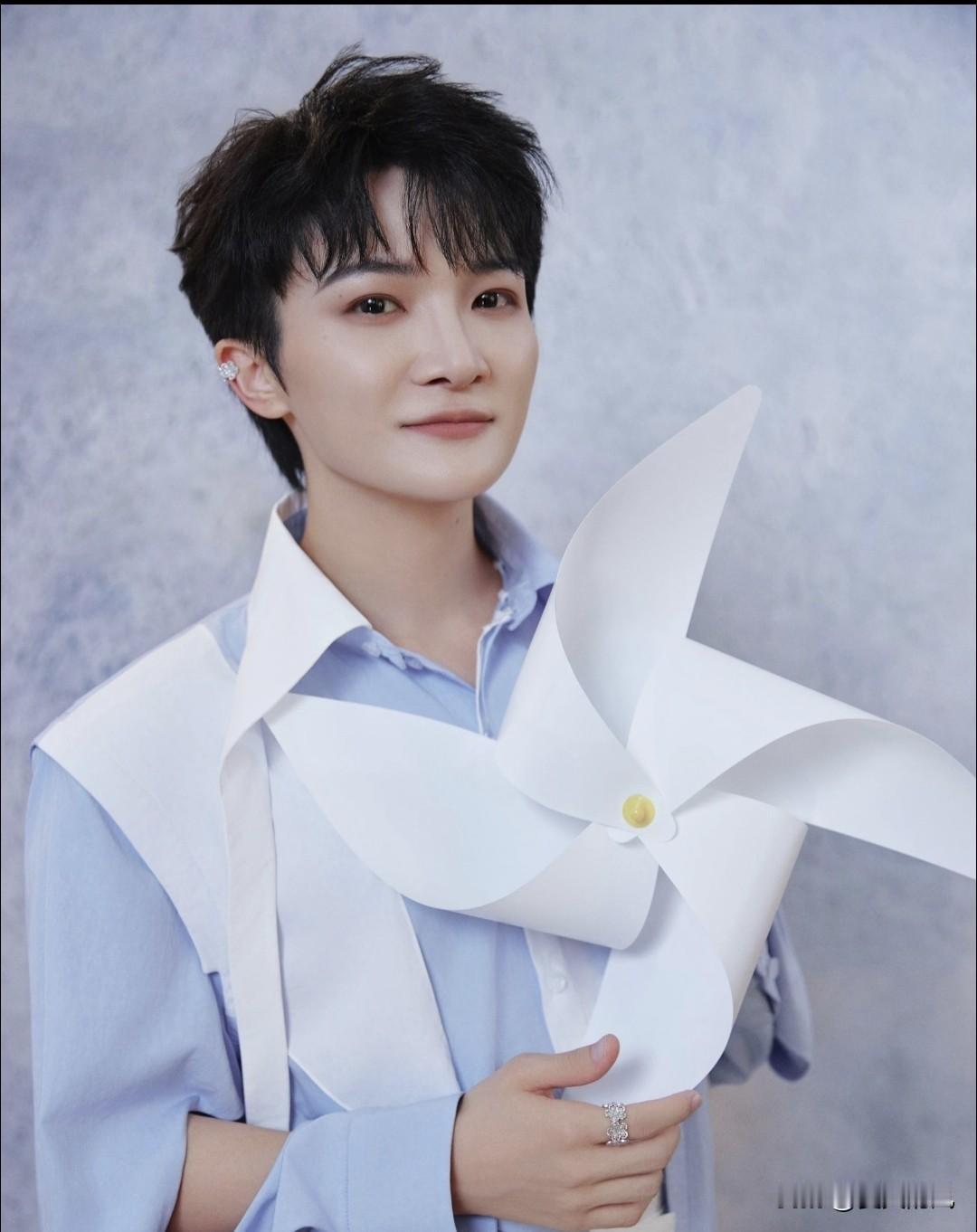 周深这形象逆袭，简直是“头包脸”发型，魔法的最佳代言人！早些年那紧贴头皮