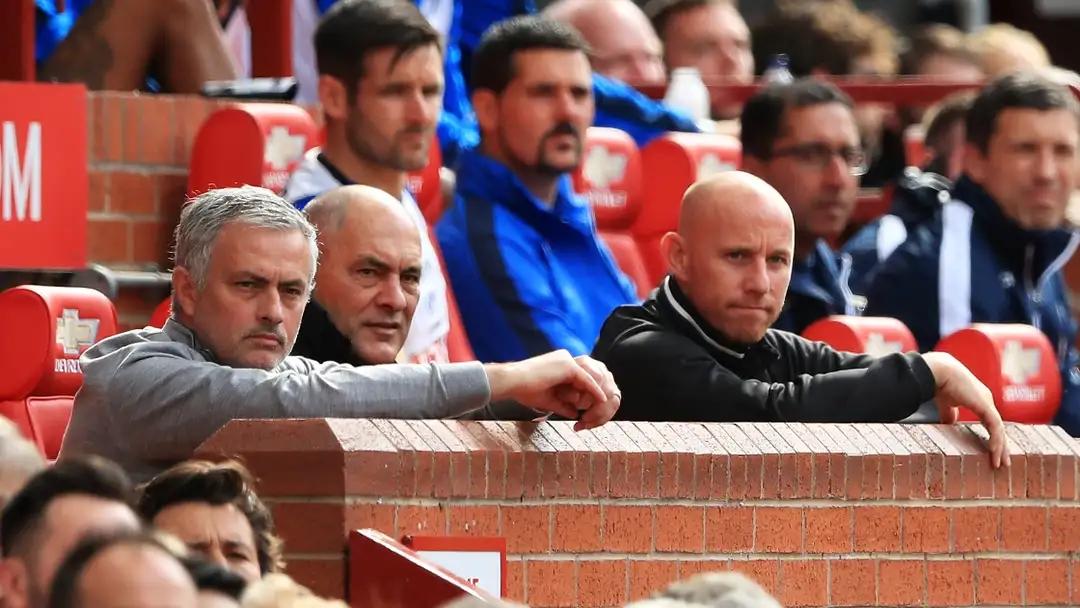 前曼联9号希望穆帅2度扛起曼联大旗，声称穆帅仍然有能力执教曼联。尼克-巴特曾经