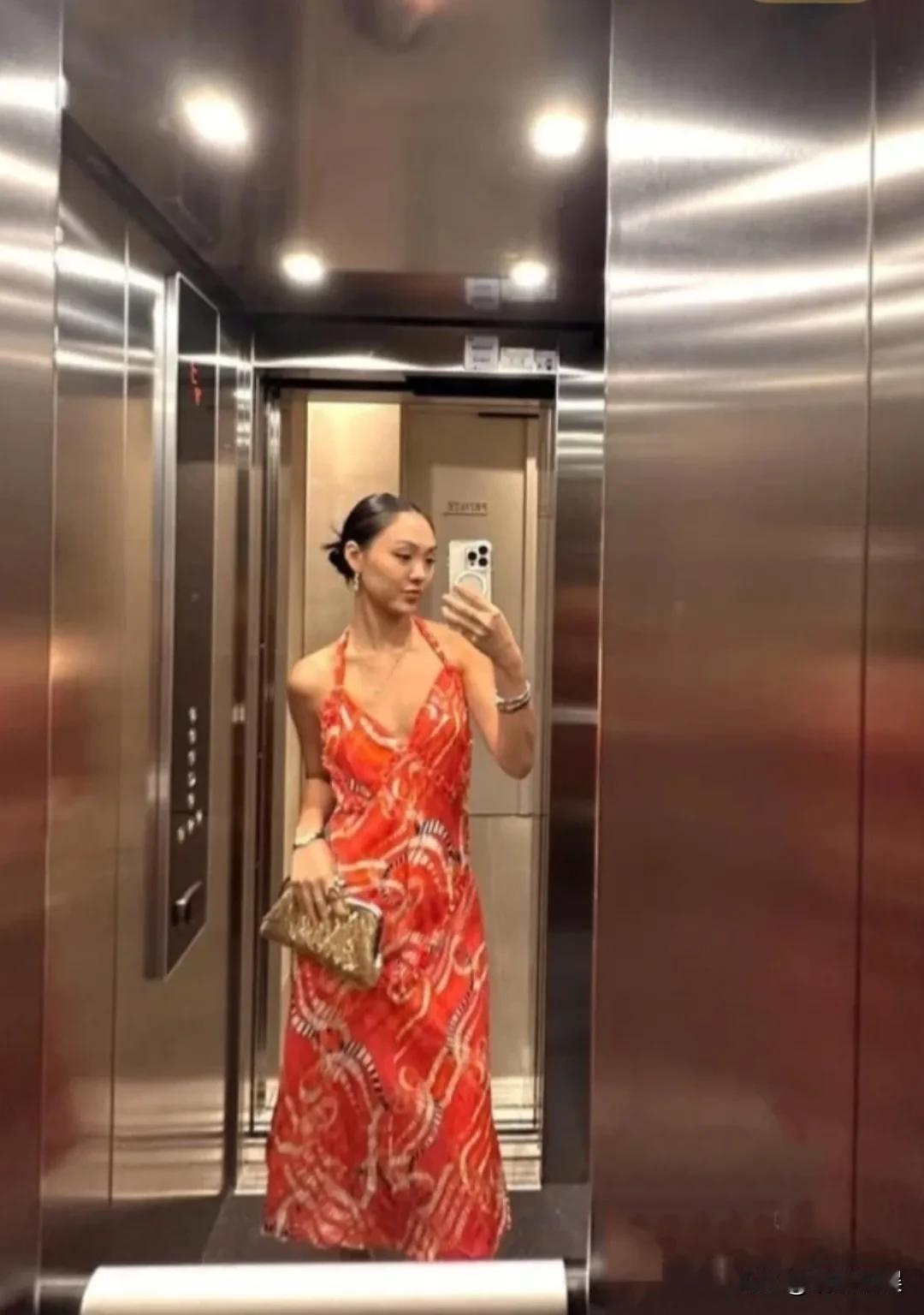 基因遗传确实是门玄学。李连杰女儿janeLi晒自拍照，穿着一件花色低胸吊带长