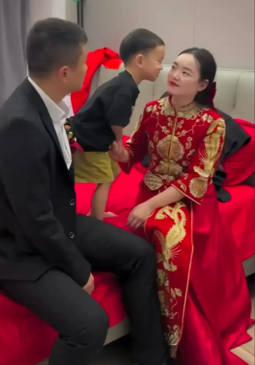 不怪新郎绷着个脸，换谁谁不是。