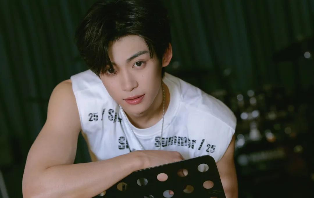 这不是我许的愿望吗（穿无袖打架子鼓）？宝宝好宠！！！梓渝