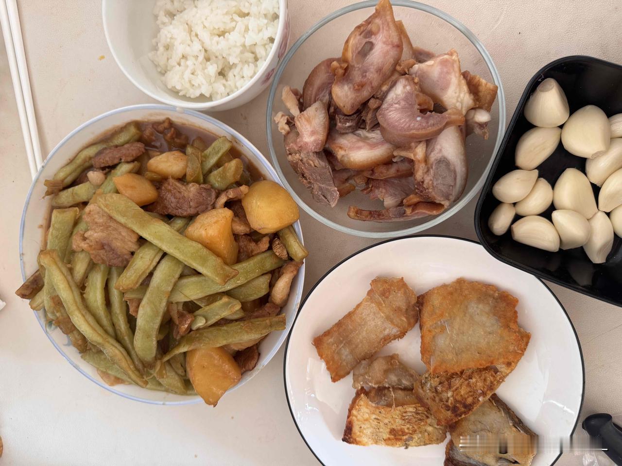 早饭，猪肉炖芸豆土豆，煎了几块鱼，猪头肉是昨天剩的。主食是我最爱吃的东北大米干