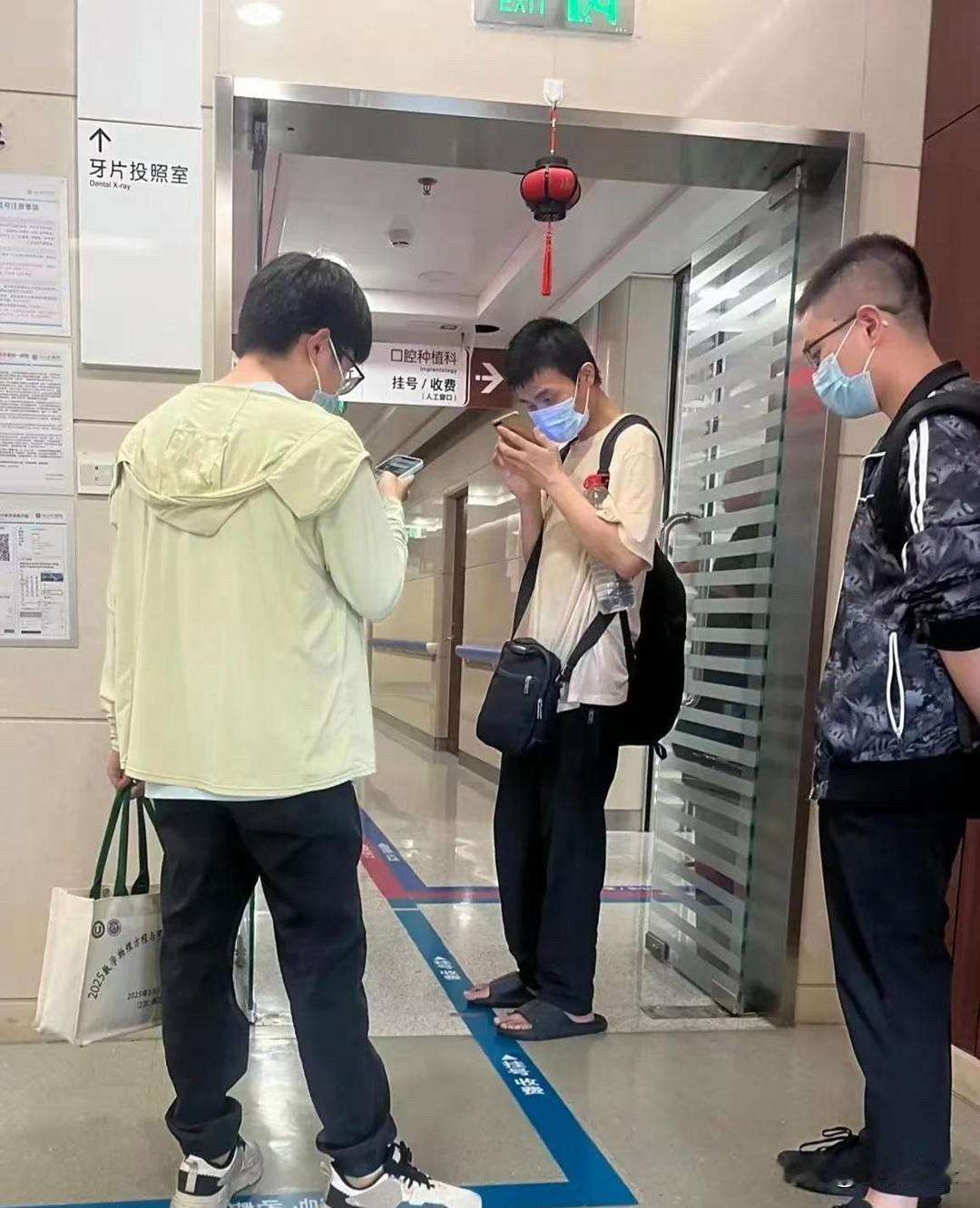 北大数学天才韦东奕，开始配备保镖了！看他现身医院看牙齿，全程都有两名男子紧紧跟着