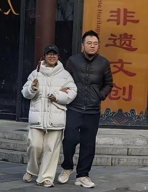 11月28日下午，宋丹丹儿子巴图和媳妇博谷现身北京前门老街约会，夫妻俩挽着手，看