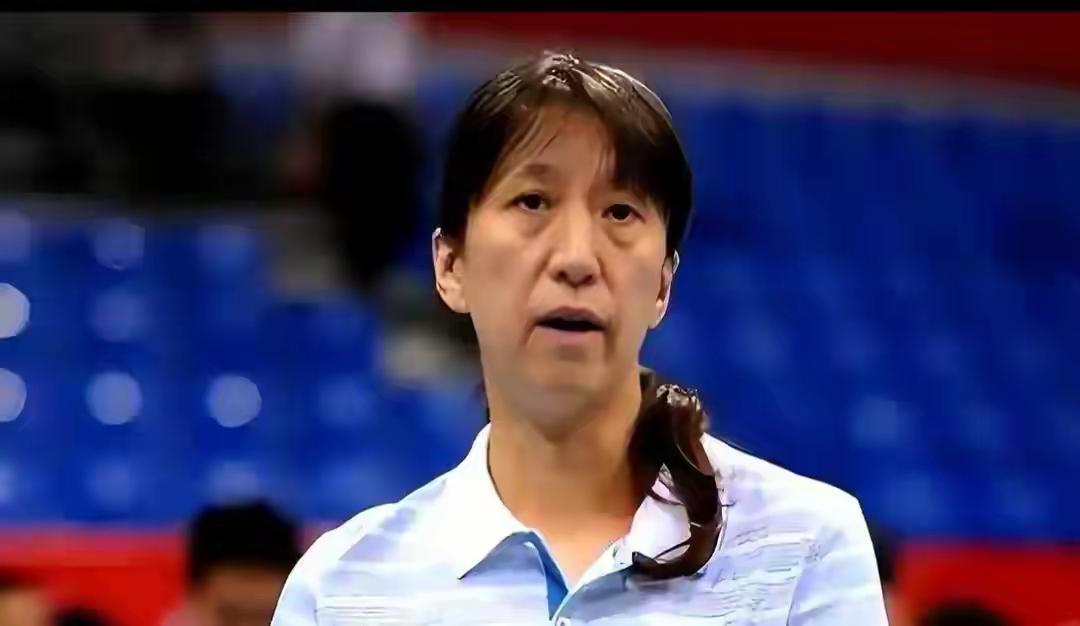 赖亚文和赵勇一样，除了重复“女排精神”“整体排球”这些心灵鸡汤啥都不会赖亚