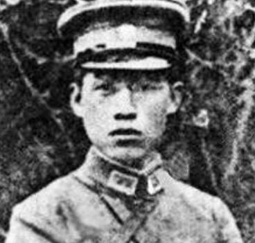 1938年7月，国军少将张岚峰率部投日。不久后他的弟弟张俊峰和日军发生纠纷，被日