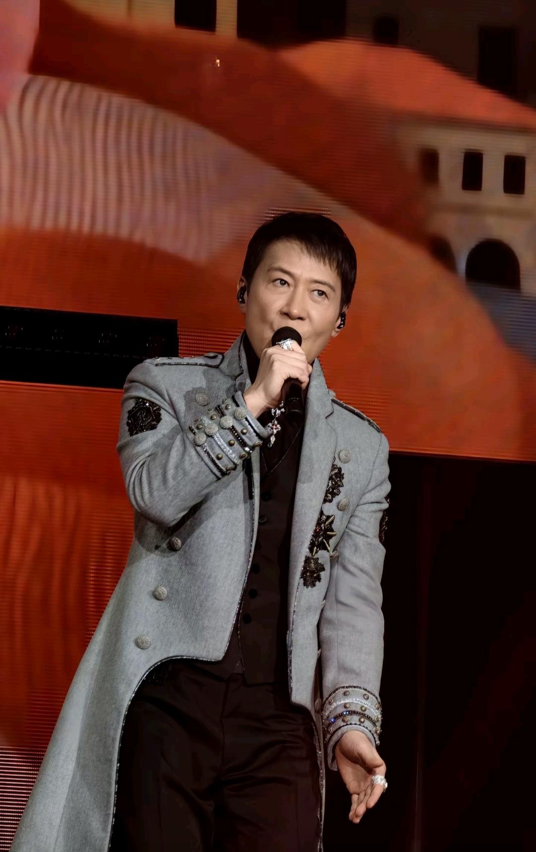 什么叫排面？天王开演唱会，台下第一排的观众，坐的不是普通观众，而是一群有