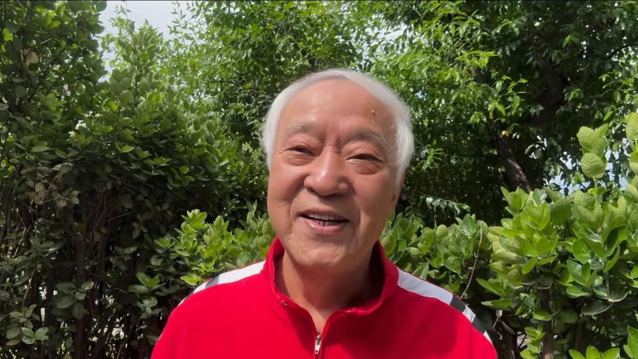 再见牛群，早已满头白发，让人满心感慨，褪去了当年舞台上的意气风发，看着平和又沧桑