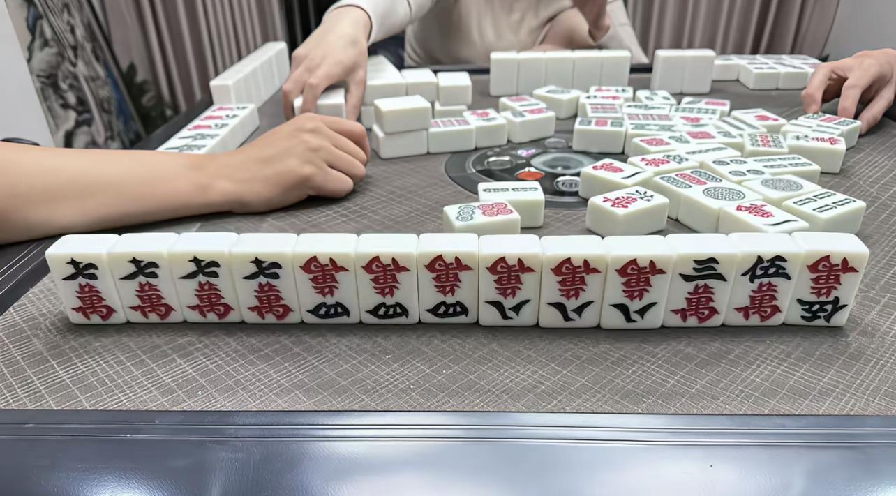 有没有懂麻将的呀？对家打了个五万，我能胡不？这牌到底能胡啥呀，瞅半天都没