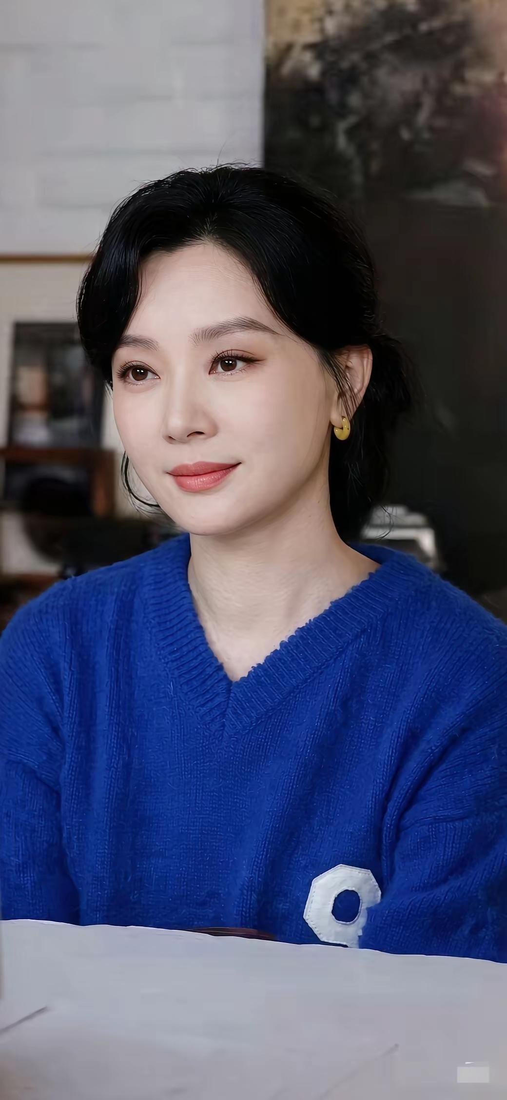 陈数老话说的一点也没有错一白盖三丑陈数穿宝蓝色的线衣更加衬托她皮肤白皙优