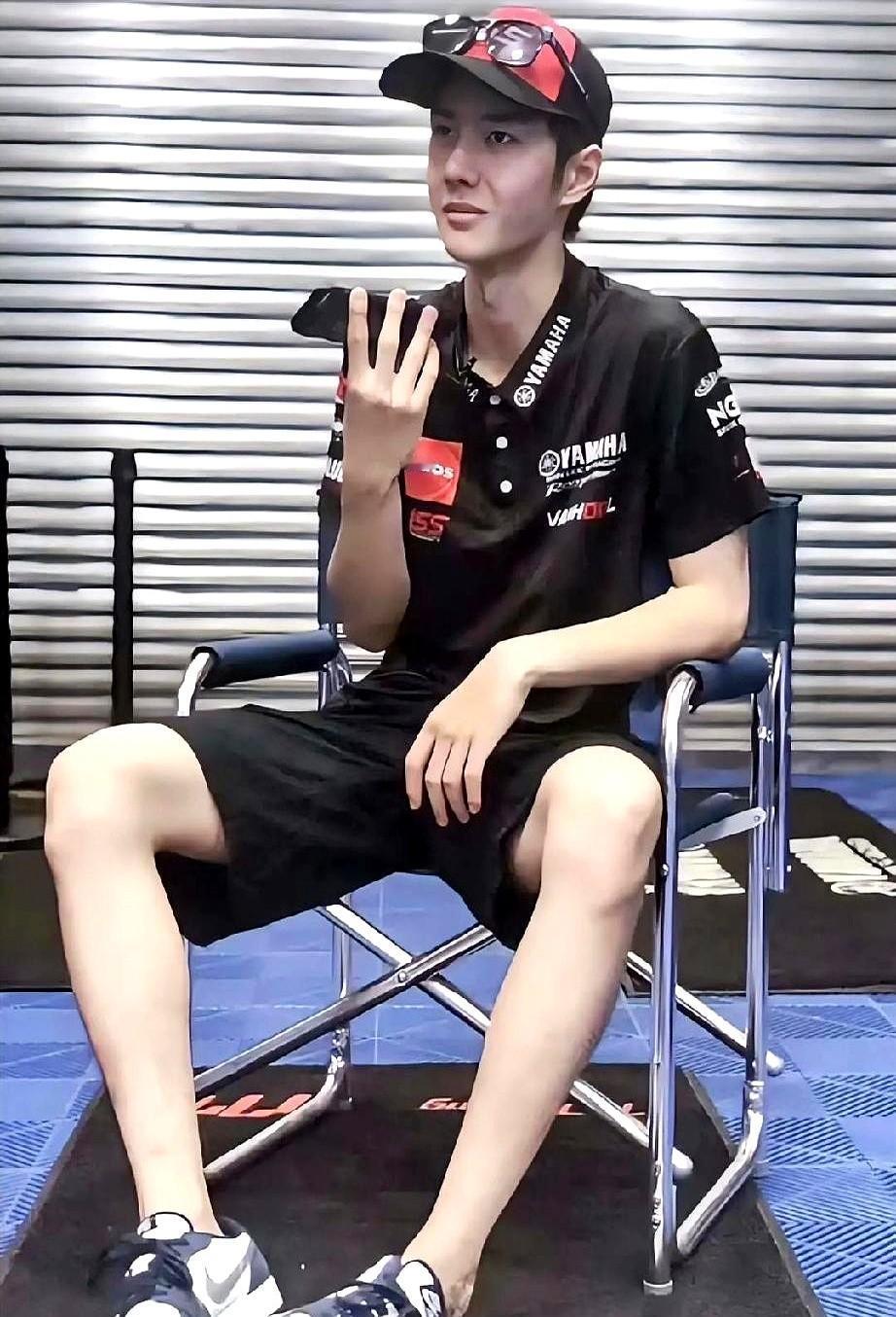 27岁的王一博，一天只吃一顿饭。这个习惯不是为了上镜好看，而是为了在舞台上“