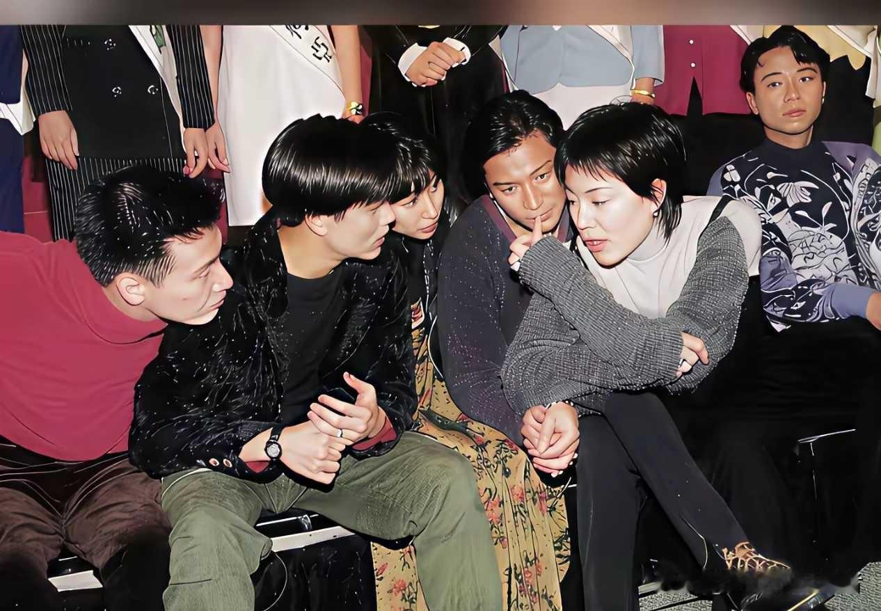 那时候娱乐圈真的很包容，王菲就这样趴在男明星腿上，和郭富城聊天，如果放在现在早就
