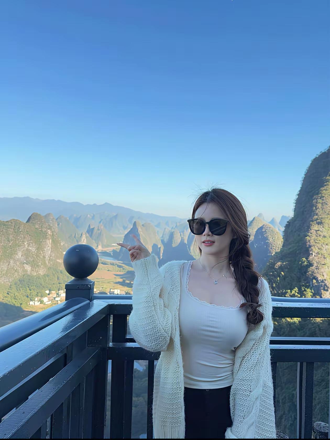 打卡绝美山水，阳光下的少女与自然共舞