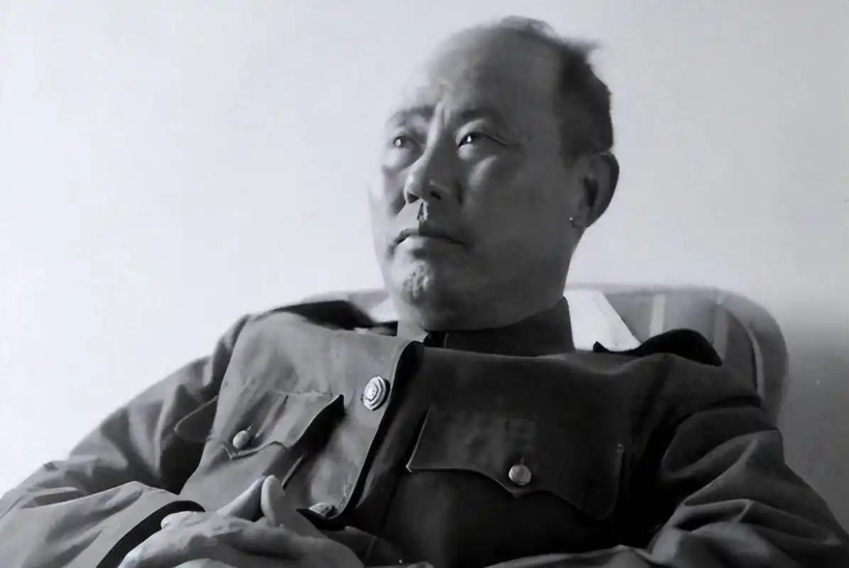 1949年傅作义在北平宣布起义，蒋介石接到消息后沉默了整整十分钟，随后说了一句话