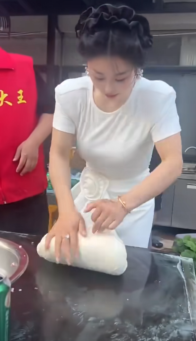 店里生意太好，老板都累的一身汗了