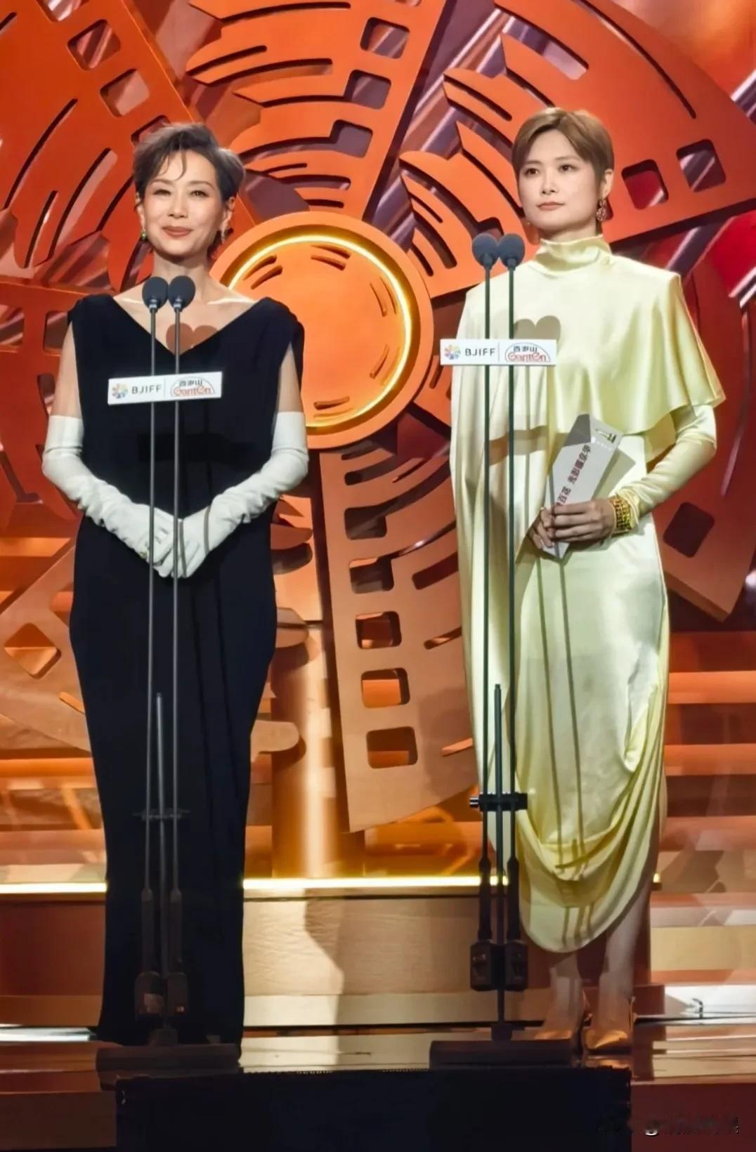 李宇春和叶童，作为颁奖嘉宾，现身第十六届北影节的闭幕仪式。我觉得李宇春真的是一