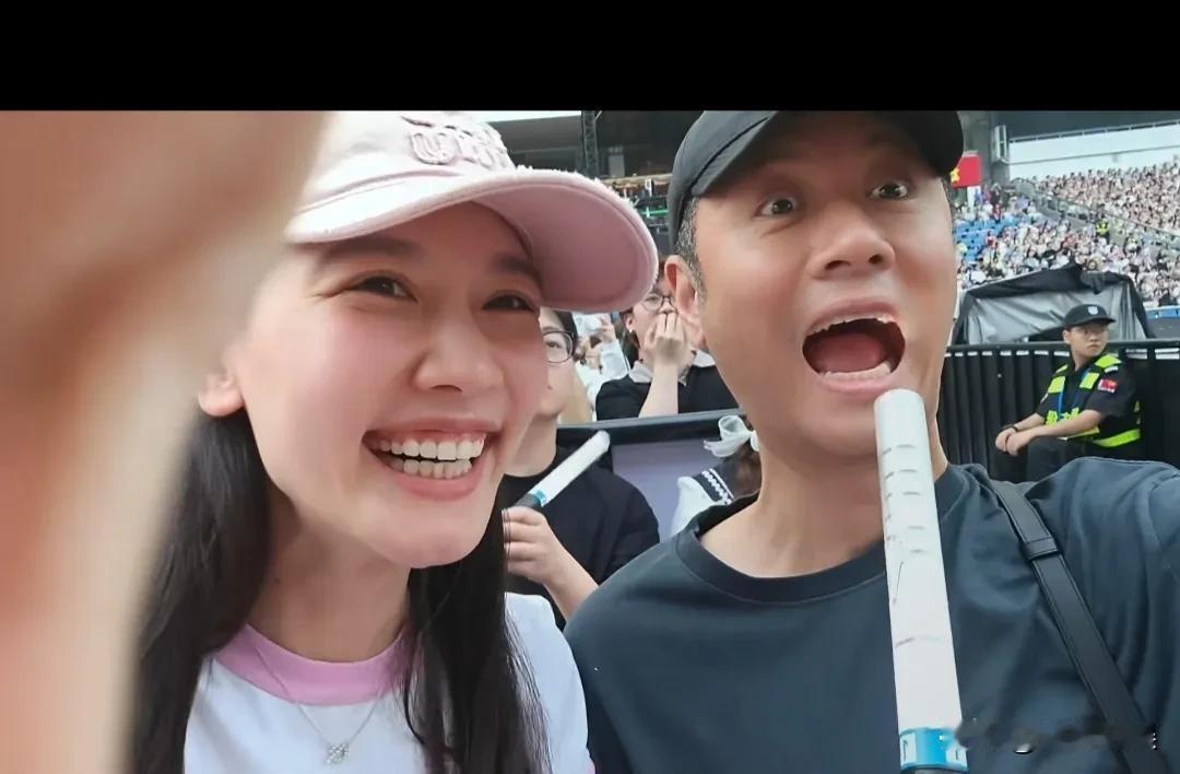 任意和老婆孙骁骁，合体看薛之谦重庆演唱会，夫妻俩一个稳重、一个俏丽，好甜啊！任
