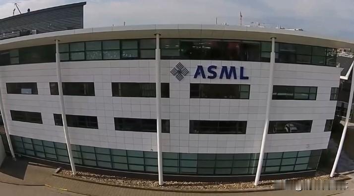 2025年12月31日23:50，荷兰政府在跨年钟声的催促下，匆忙发布BE000