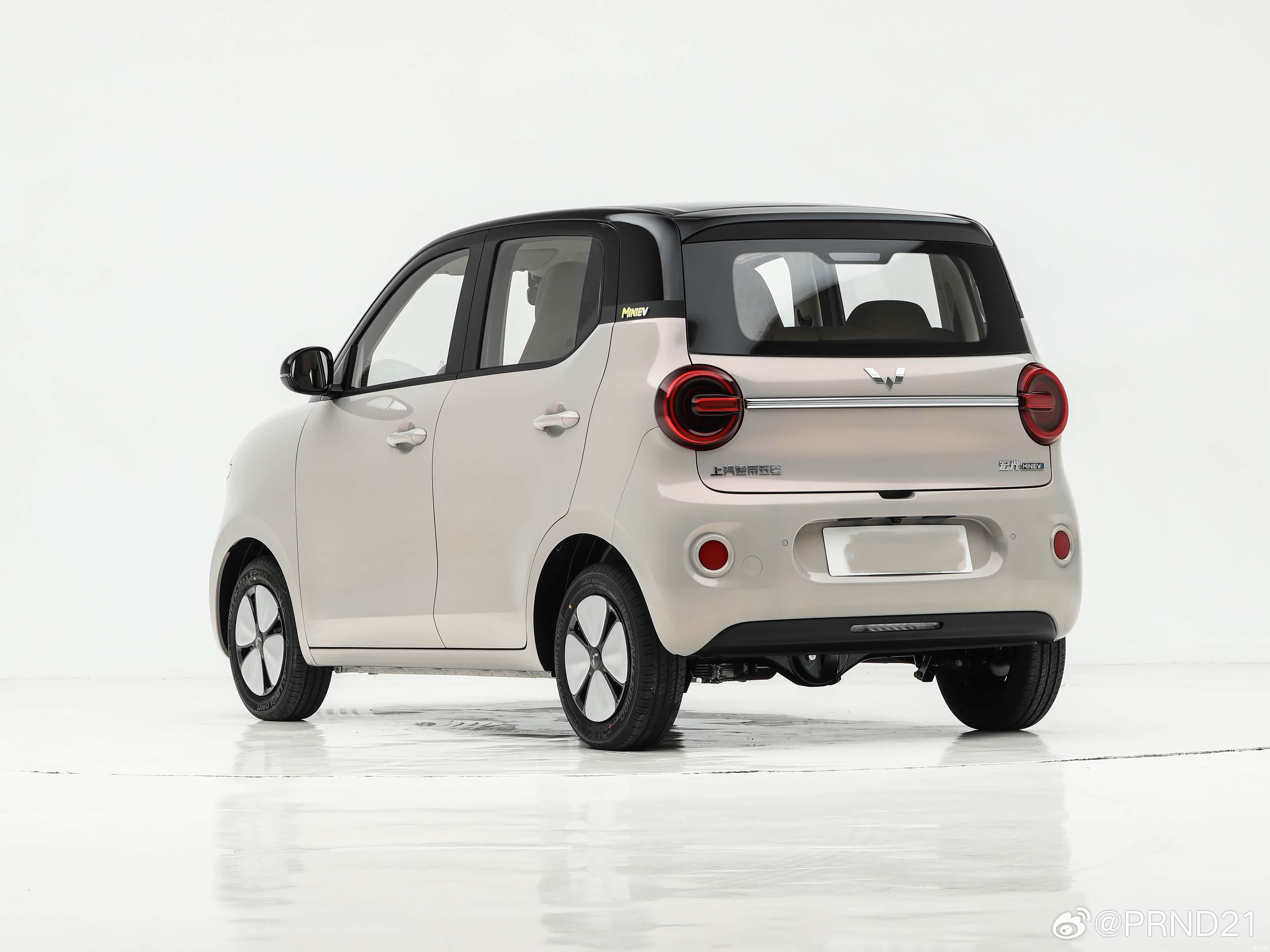 五菱新的宏光MINIEV出内饰图了，和外观相对应也是温馨复古风的，挺带感，是很戳