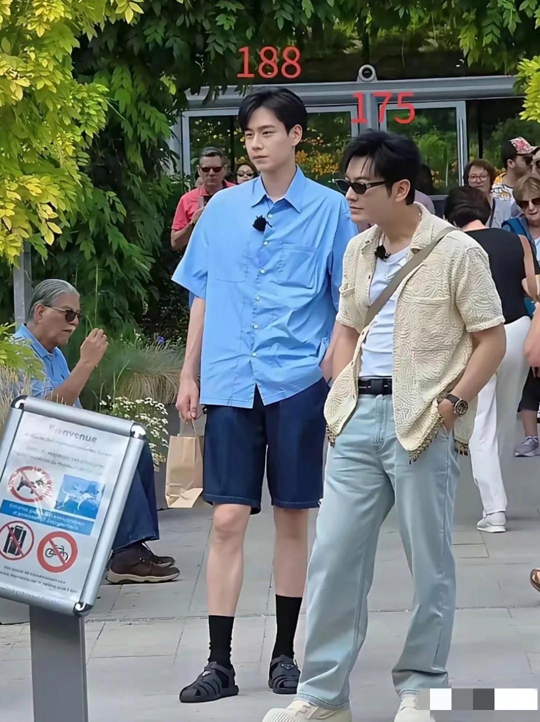 画面中的黄晓明背微驼，脖前倾，本来就不够高大修伟的身材更显得矮小，同框玉树临风，