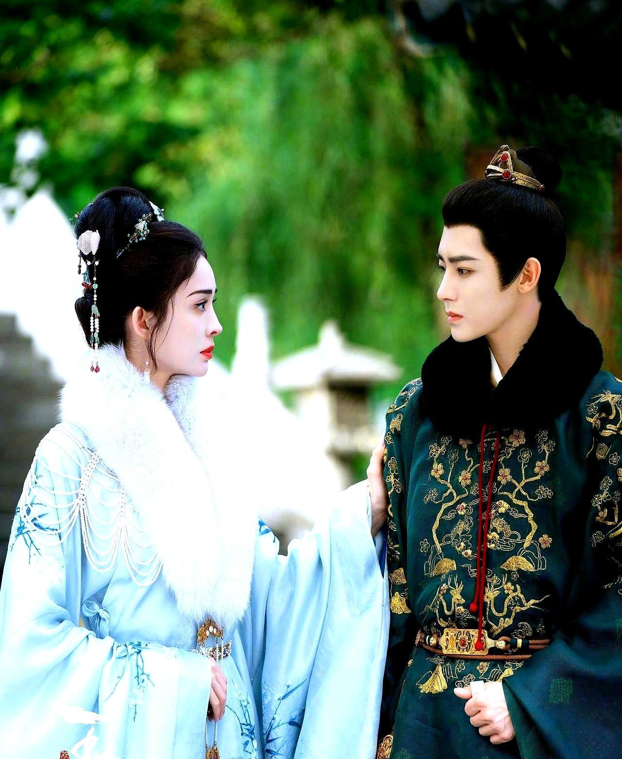 32亿对10亿，侯明昊亲手戳破了仙侠的泡沫。一边是《玉茗茶骨》，侯明昊演的