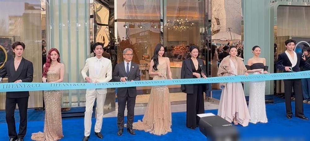 章子怡脸都黑了，剪彩竟被挤到一旁，张若昀更是被工作人员当场挪走。你以为大明