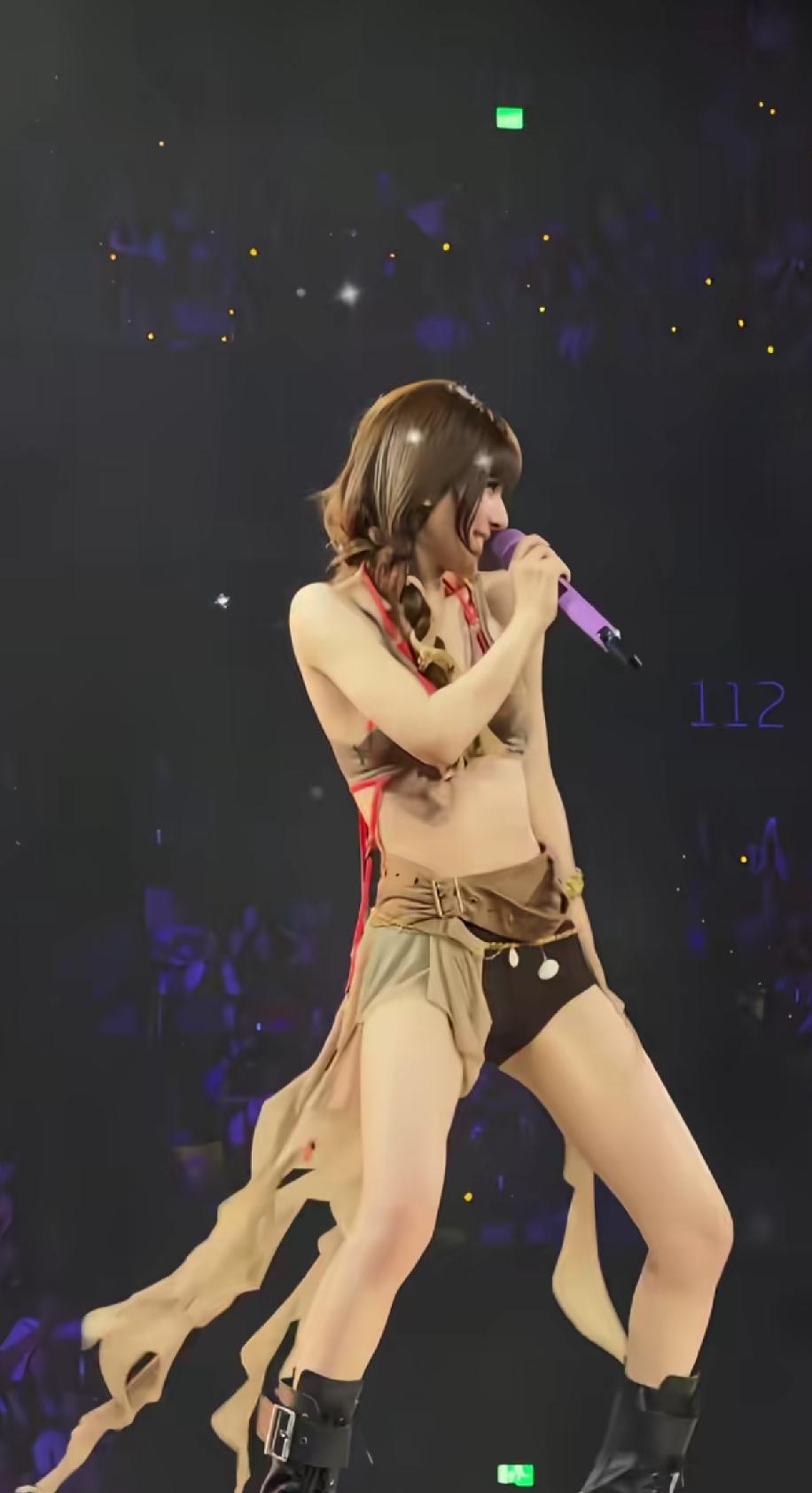 开始刷到这个劲歌热舞的女人，还以为是韩国的那个lisa，但是一看舞姿就觉得不对了
