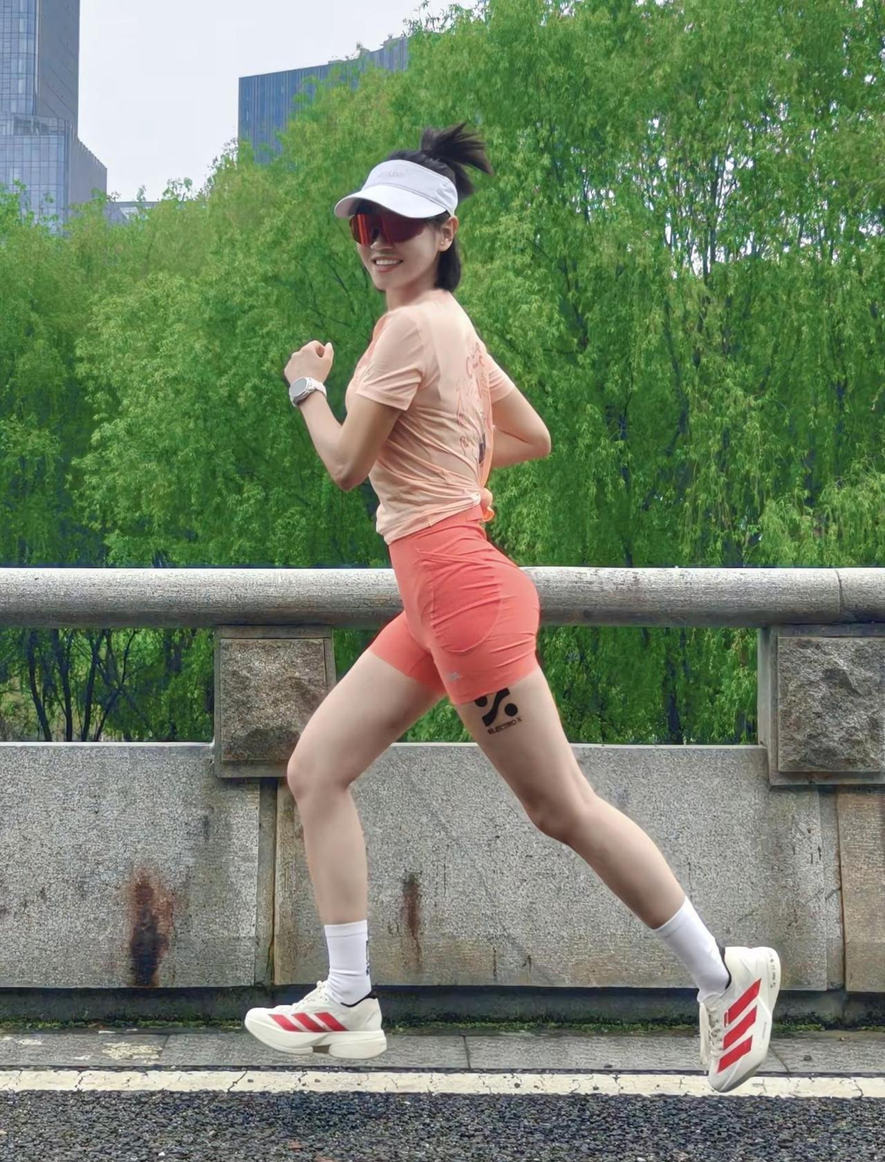 谁说不能红配红！别管配不配，我喜欢就是顶配！跑步穿搭分享创作者中心创作灵感