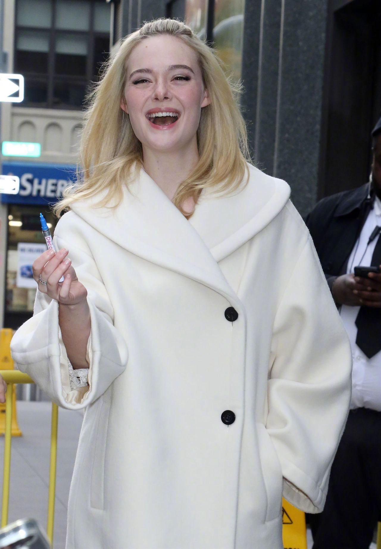 为新片开启宣传模式的艾丽·范宁ElleFanning，现身纽约《早安美国》演播