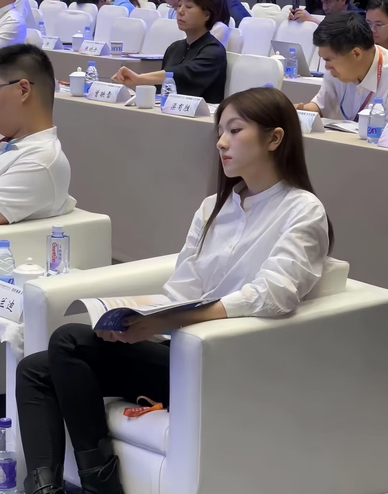 近期，李兰迪参加活动的美照，一身正装的她，自带一股清冷的气质，又美又飒。#李兰迪